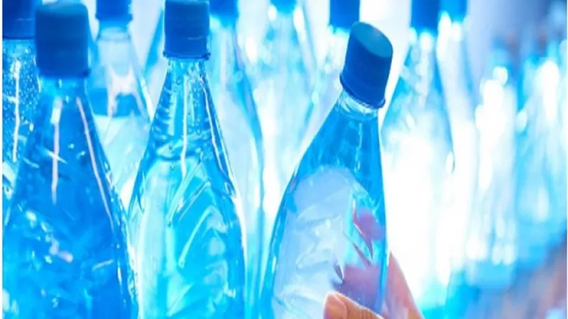 دراسات تفيد بانتقال البلاستيك للإنسان عن طريق زجاجات الشرب وأغلفة الطعام