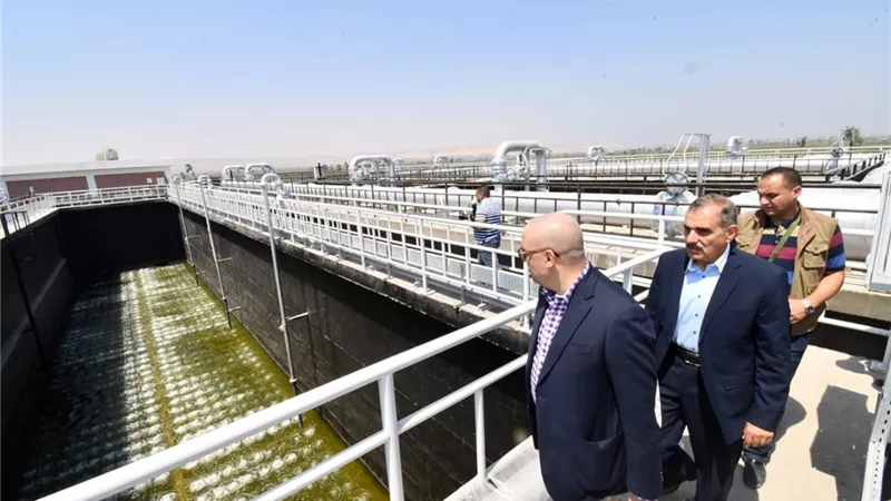 وزير الإسكان ومحافظ أسيوط يتفقدان محطتى صرف صحى شطب وأبنوب.. صور