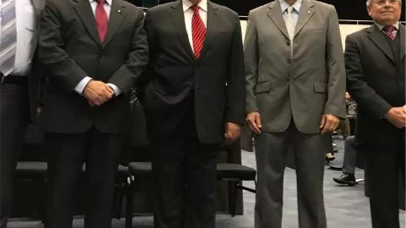 البرازيل تهدي زاهي حواس جائزة الريادة