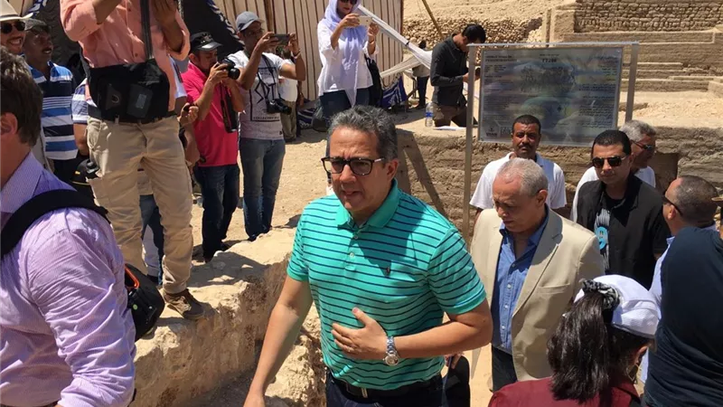 وزير الآثار يتناول القهوة داخل منزل نائب القرنة