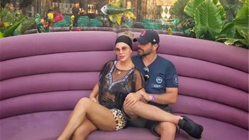 قبلة من نيكول سابا لزوجة فى عيد ميلاده .. فيديو