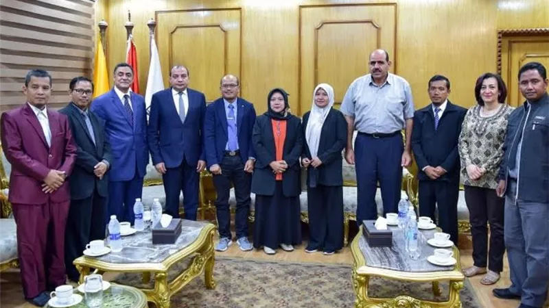 رئيس جامعة بني سويف يستقبل وفداً إندونيسياً