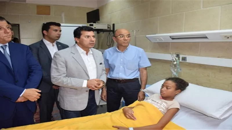 وزير الرياضة يطمئن على حالة مصابي حمام السباحة بمركز شباب عين الصيرة