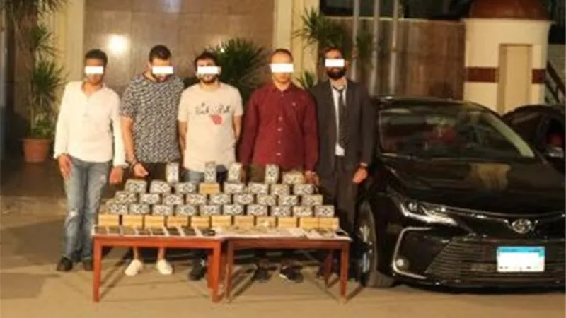 القبض على 8 متهمين بـ 550 طربة حشيش وتذاكر الموت