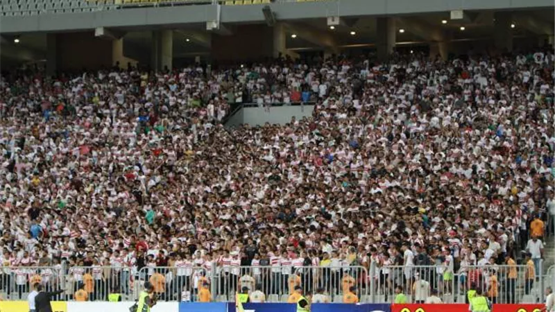 هتافات الجماهير تشعل مدرجات برج العرب مع انطلاق مباراة الزمالك وبيراميدز