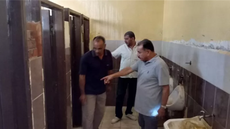 رئيس مدينه منشاه القناطر يكتشف تزويغ ١٣ عامل بوحده طب الاسره بقريه ابوغالب في جولة مفاجئة