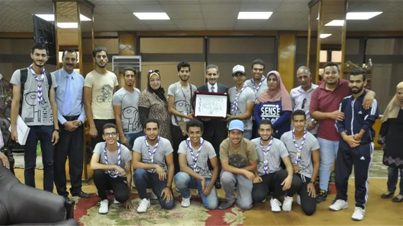 رئيس قناة السويس يكرم فريق جوالة الجامعة