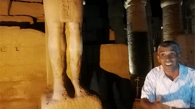 تجميع أجزاء تمثال الملك أمنحتب والبدء في أعمال ترميمه قريبًا