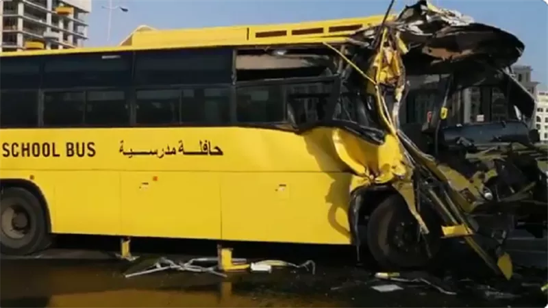 إصابة 15 طالبا اثر اصطدام حافلة مدرسية بصهريج