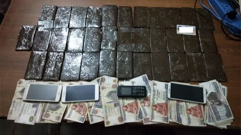 سقوط تجار الكيف بكيلو حشيش فى الشروق