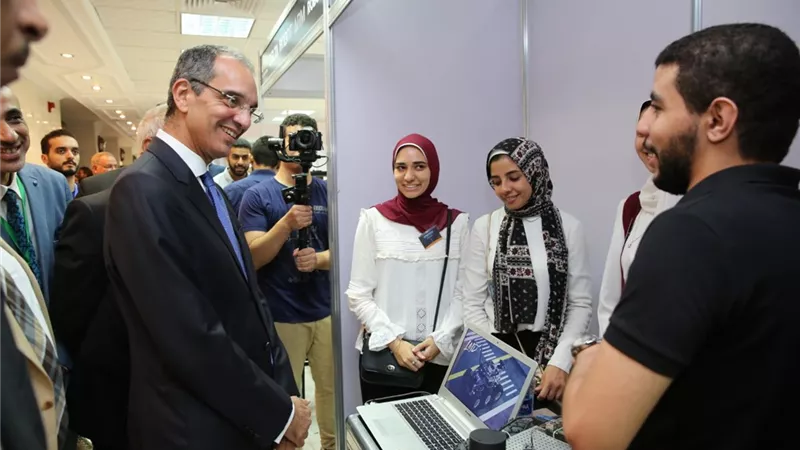 طلعت يستعرض أهم المبادرات التي تنفذها الاتصالات لإعداد الكوادر الاحترافية