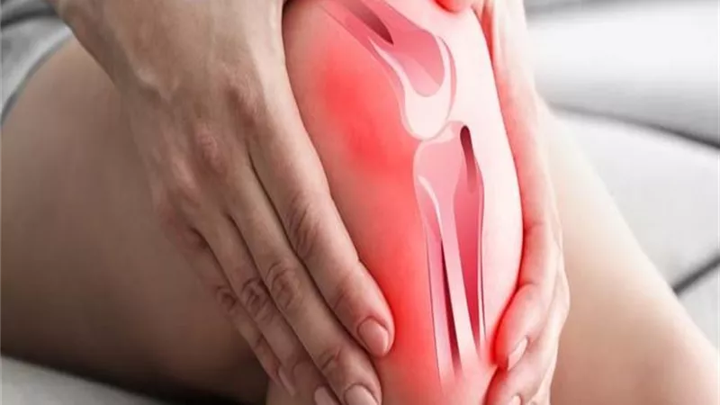 طبيب عظام يكشف أسباب خشونة الركبة وطرق علاجها