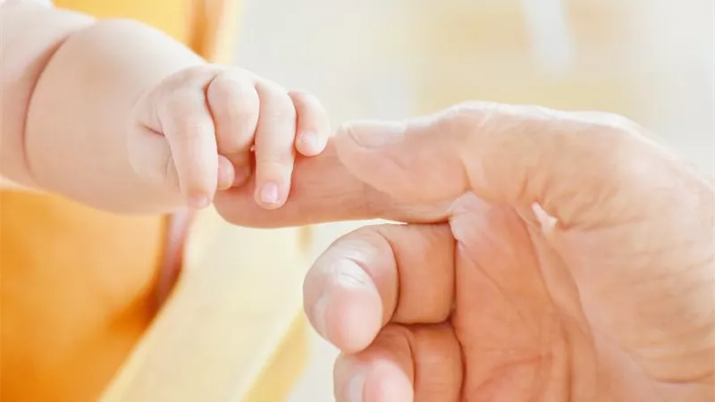 ما حكم بتر الأصبع الزائدة لمولود صغير؟..الإفتاء تجيب