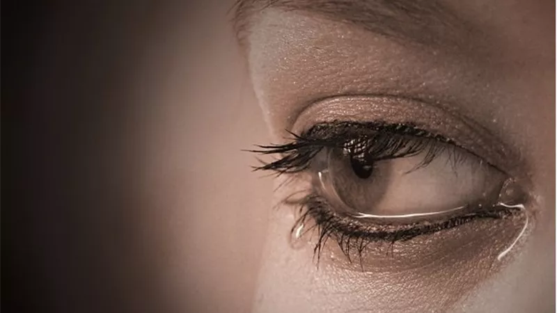 ممثلة شهيرة تنهار من البكاء لخوفها من الإصابة بمرض قاتل... فيديو