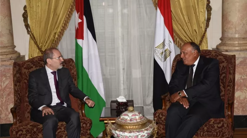 شكري يبحث ونظيره الأردني مجالات التعاون بين البلدين