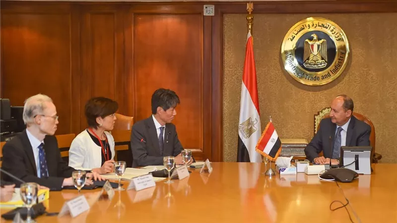 وزير التجارة والصناعة يبحث مع وفد حكومي ياباني تعزيز التعاون المشترك بين البلدين