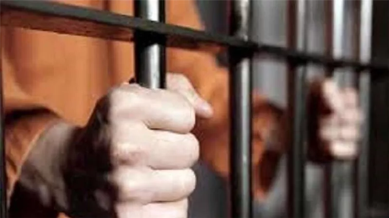 المشدد 5 سنوات لعاطل شرع في قتل زميله بسبب 
