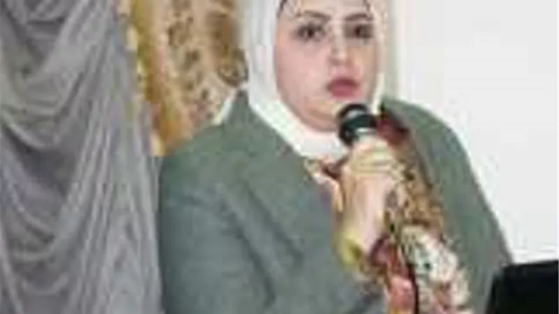 «فستان فضي لامع» في صالون « غاده صلاح»