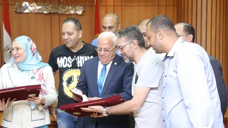 محافظ بورسعيد.. بروتوكولات لتمويل تمليك 58 مصنعا للشباب