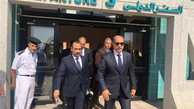 وزير الطيران المدني يلتقي بالعاملين في مطار الأقصر الدولي