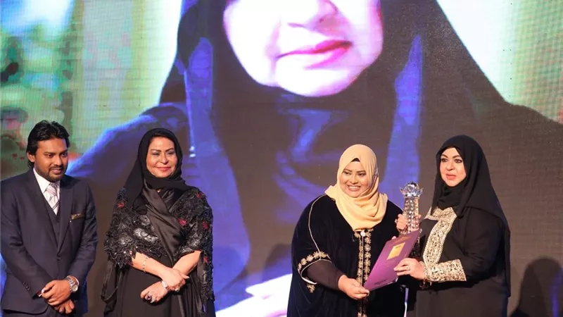 ماليزيا تمنح منى المنصورى وسام «الملكة المسلمة » تكريما على مشوارها فى عالم الموضة