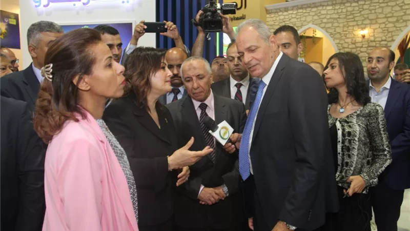 محرز تتفقد جناح ايفرجرو للأسمدة ..على هامش معرض صحارى