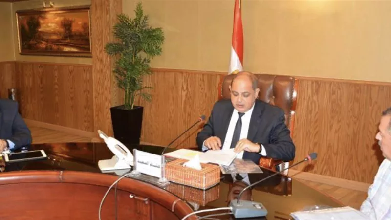 محافظ الغربية .. كرسي متحرك لطفل من ذوى الهمم ومساعدات مالية وتوفير فرص عمل خلال لقاء المواطنين