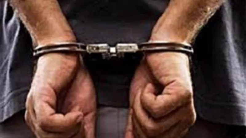 القبض علي موظف بتهمة الاستيلاء على ٧٠ الف جنيه من أحد المواطنين لتعيينه بإحدى شركات البترول