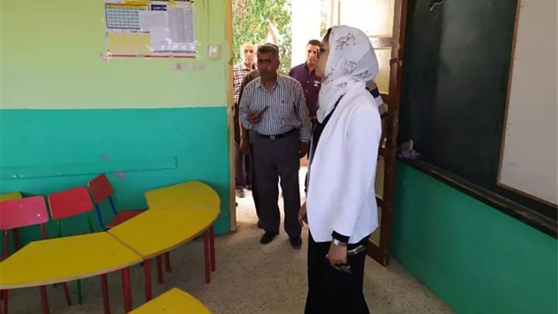 تعرف على زيارة نائب محافظ الوادى الجديد لإحدى المدارس وإحالة إدارتها للتحقيق. صور