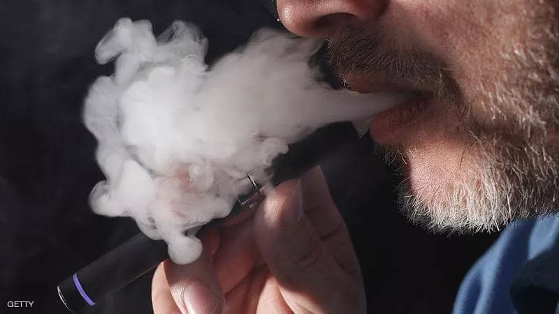 بعد وفاة المئات بسببها.. تحذير أميركي من السجائر الإلكترونية