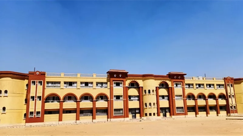إقبال كبير من طلاب الإعدادية ببدر والشروق على التسجيل فى المدرسة الفندقى.. بالصور والأرقام