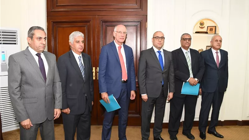 وزير الإسكان يشهد توقيع مذكرة تفاهم لتحويل النفايات إلى وقود مصانع الأسمنت