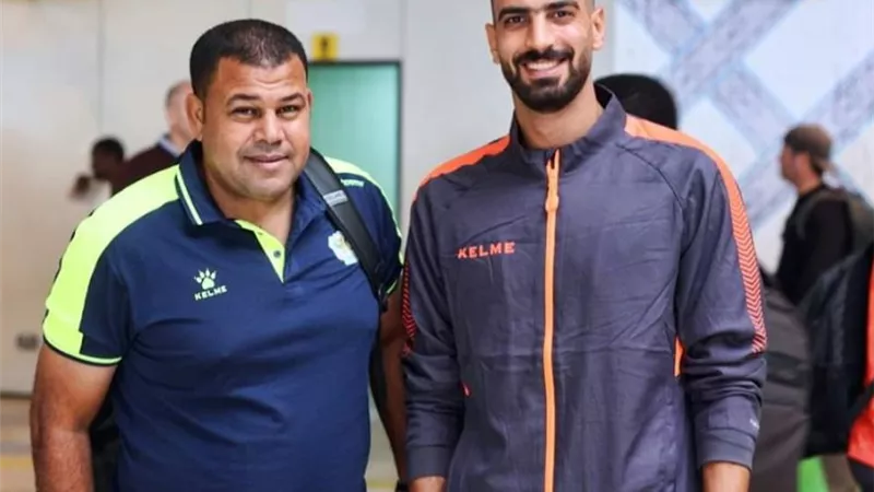 لاعبو الأهلي يرحبون بمدرب المنتخب المحتمل إيهاب جلال في مطار القاهرة