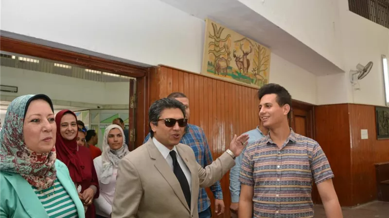 رئيس جامعة دمياط يتابع إجراءات الكشف الطبي على الطلاب الجدد