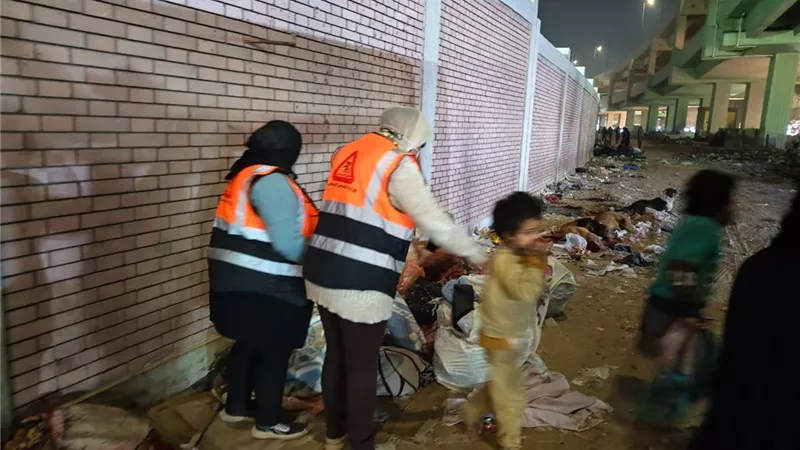 التضامن: فريق التدخل السريع ينقذ سيدة بلا مأوي وطفليها حديثي الولادة بالجيزة