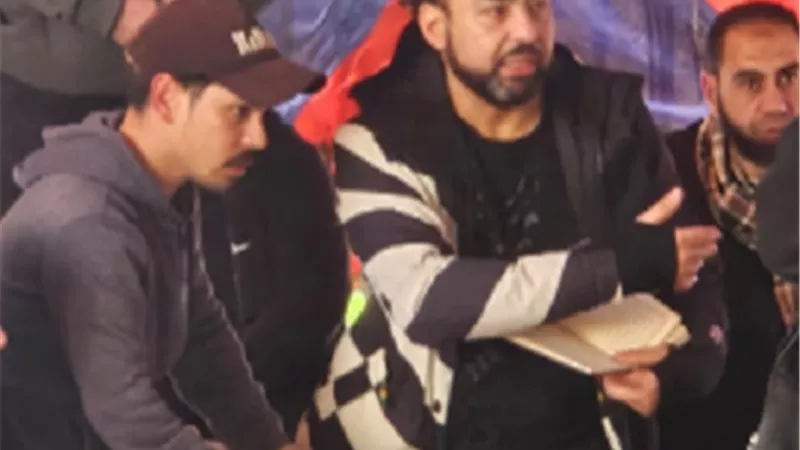مراد فكرى ينهار فى جنازة والده.. ويقبل رأسه ويقرأ القرآن