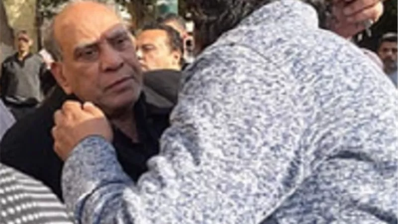 منير مكرم يشارك فى جنازة فكرى صادق