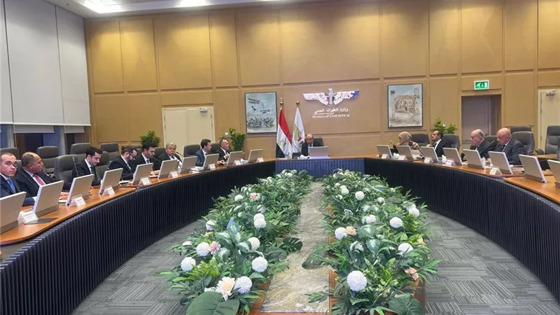 وزير الطيران المدني يبحث مع مسئولي 