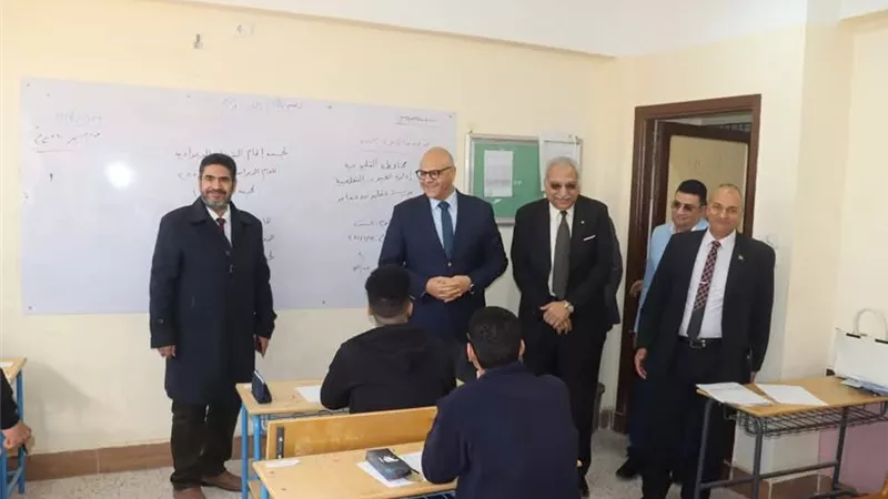 محافظ القليوبية يتفقد امتحانات الشهادة الإعدادية في يومها الأول