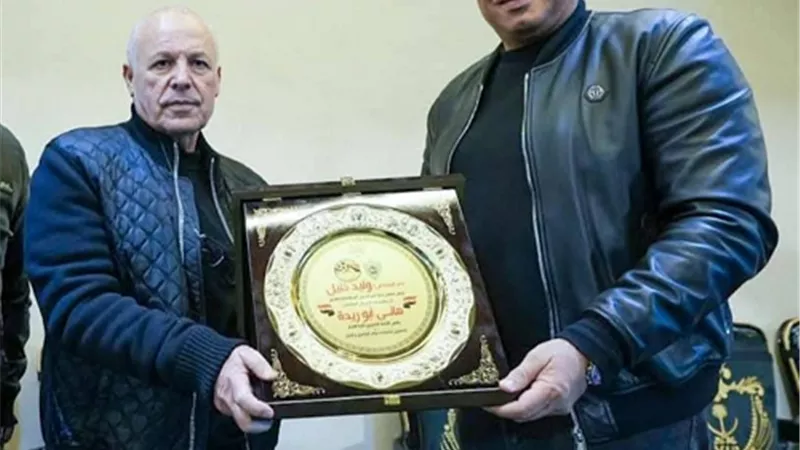 غزل المحلة يكرم هانى ابوريدة فى مباراة منتخب الشباب