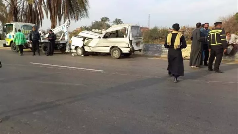 نيابة ملوى تحقق فى حادث تصادم 3سيارات - صور