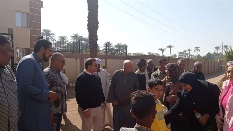 رئيس مدينة أرمنت بالأقصر يبحث مشكلات أهالى جزيرة