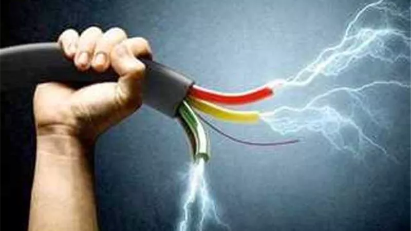 فني تركيب إعلانات مات صعقا بالكهرباء في حدائق أكتوبر