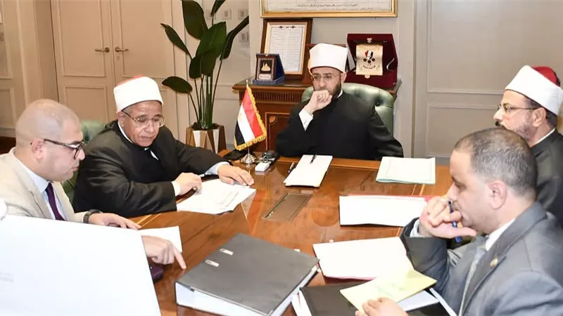 وزير الأوقاف يجتمع بمدير مديرية أوقاف مطروح لمتابعة الانضباط