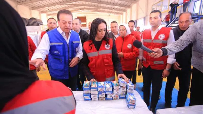 نائب رئيس الوزراء ووزيرة التضامن يتفقدان المراكز اللوجيستية للهلال الأحمر بالعريش