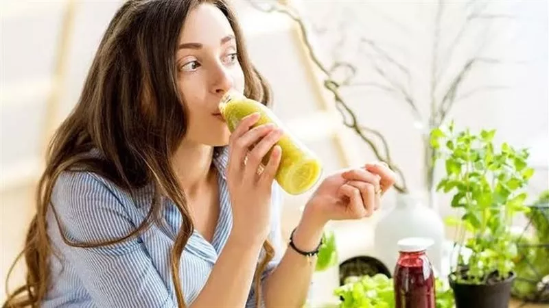 أفضل المشروبات الطبيعية لتنظيف الأمعاء