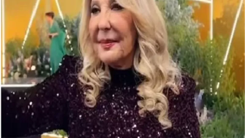 موقف محرج للفنانة نادية الجندي فى حفل Joy Awards