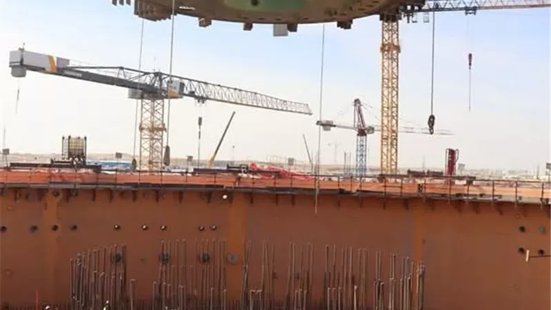 تركيب الهيكل المعدني أعلى مصيدة قلب المفاعل بمحطة الضبعة النووية