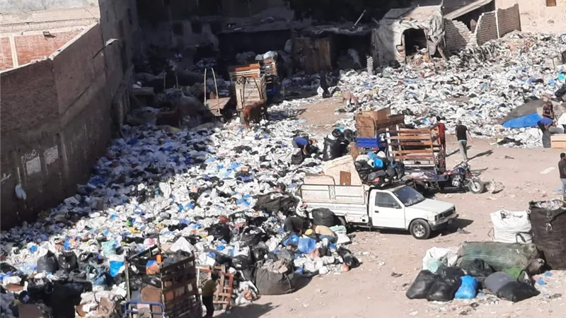 مداهمة اكبر بؤرة للنباشين بشرق الاسكندرية ورفع 264 طن مخلفات
