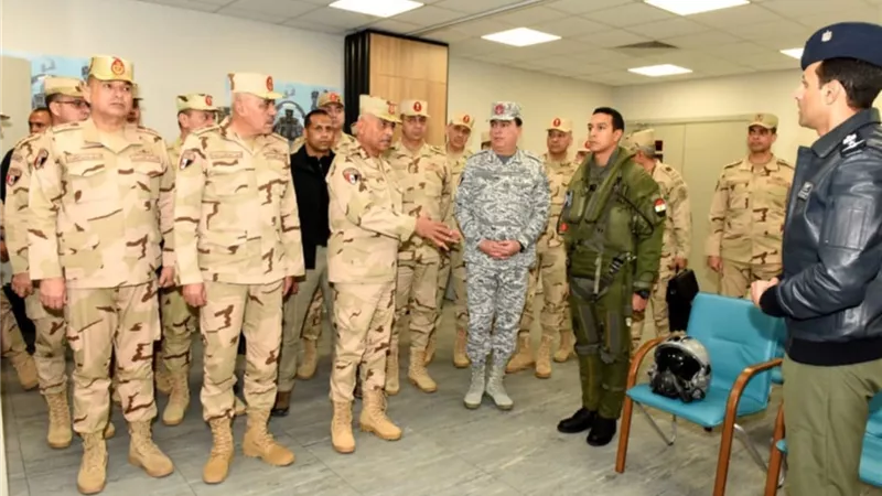وزير الدفاع يتفقد إحدى القواعد الجوية ويلتقى عددا من المقاتلين